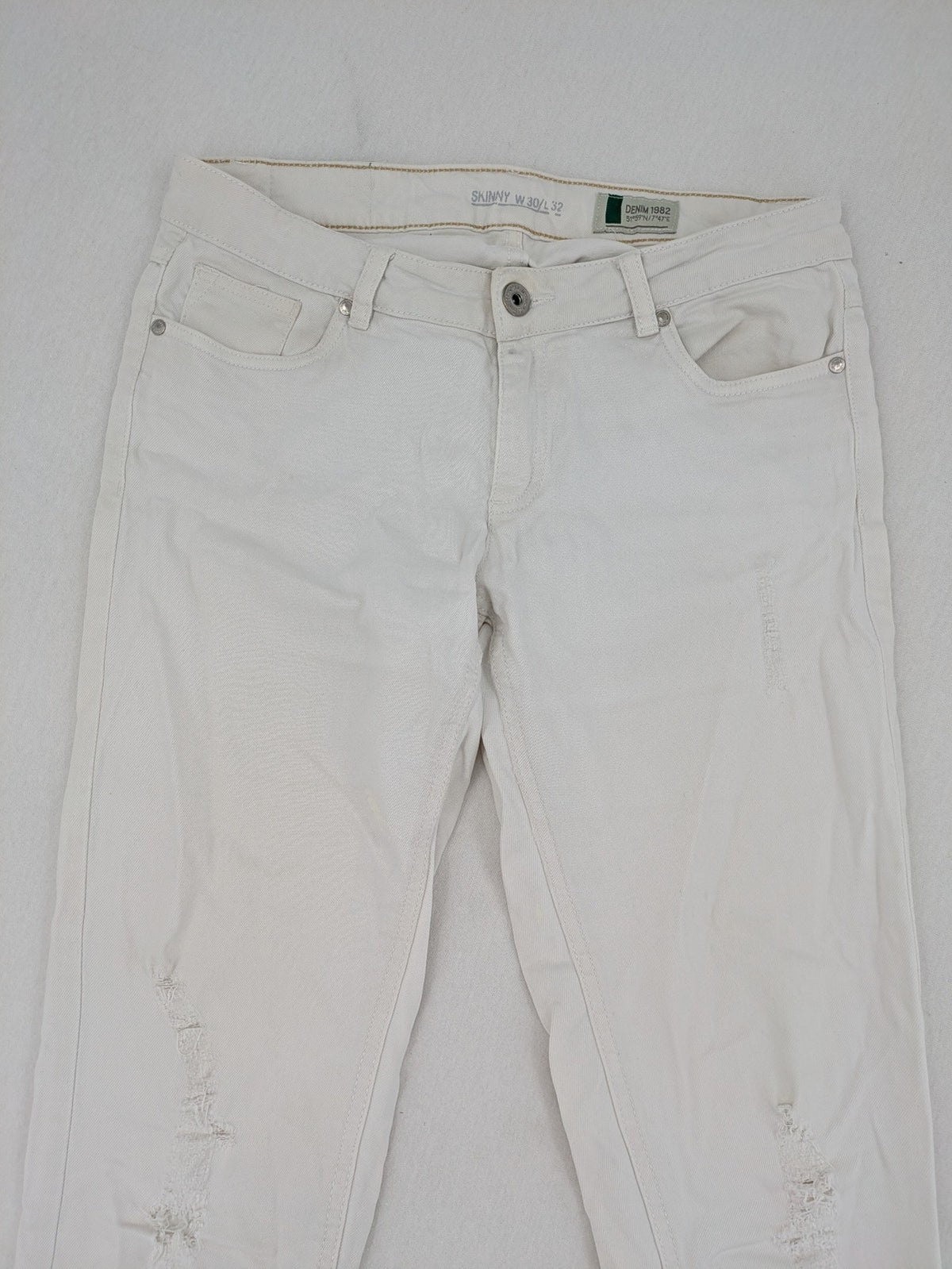 Denim 1982 white skinny jeans with distressed details and classic 5-pocket design.