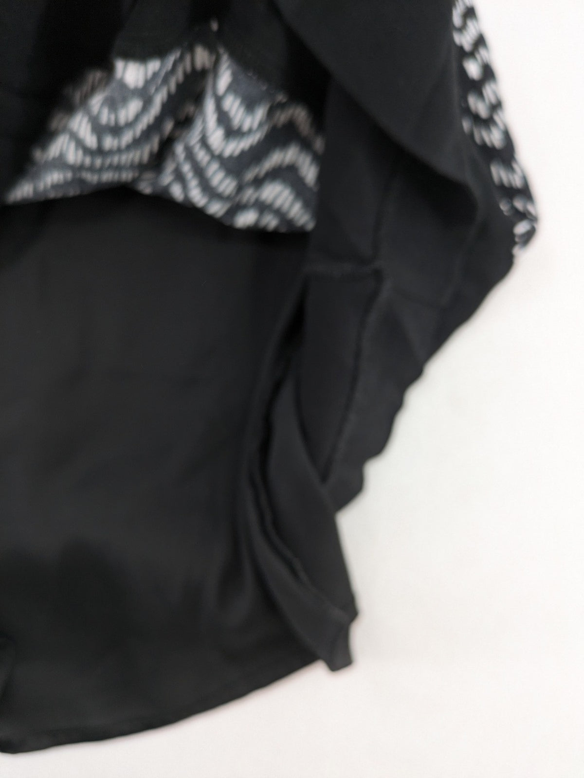 Tom Tailor black and white patterned dress with short sleeves and zigzag design.