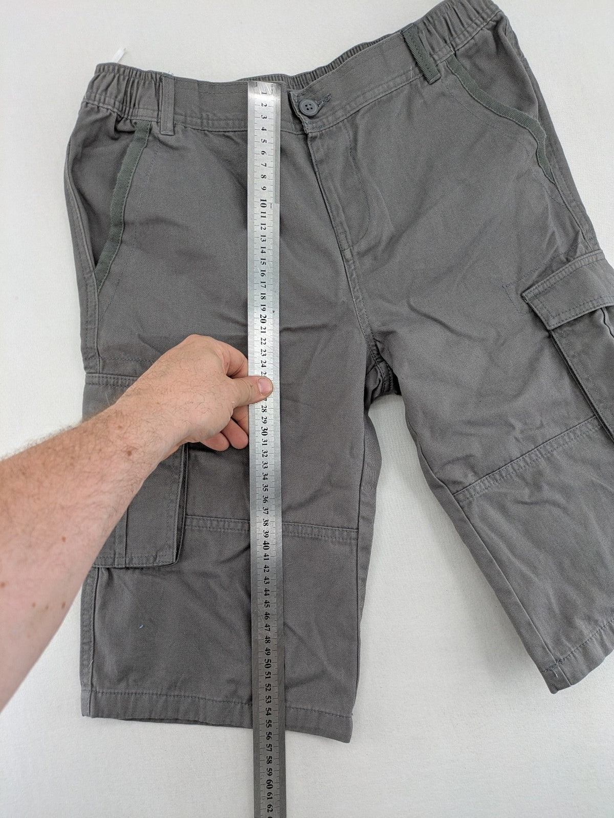 C&A grey cargo shorts with multiple pockets and elastic waistband, made of cotton.