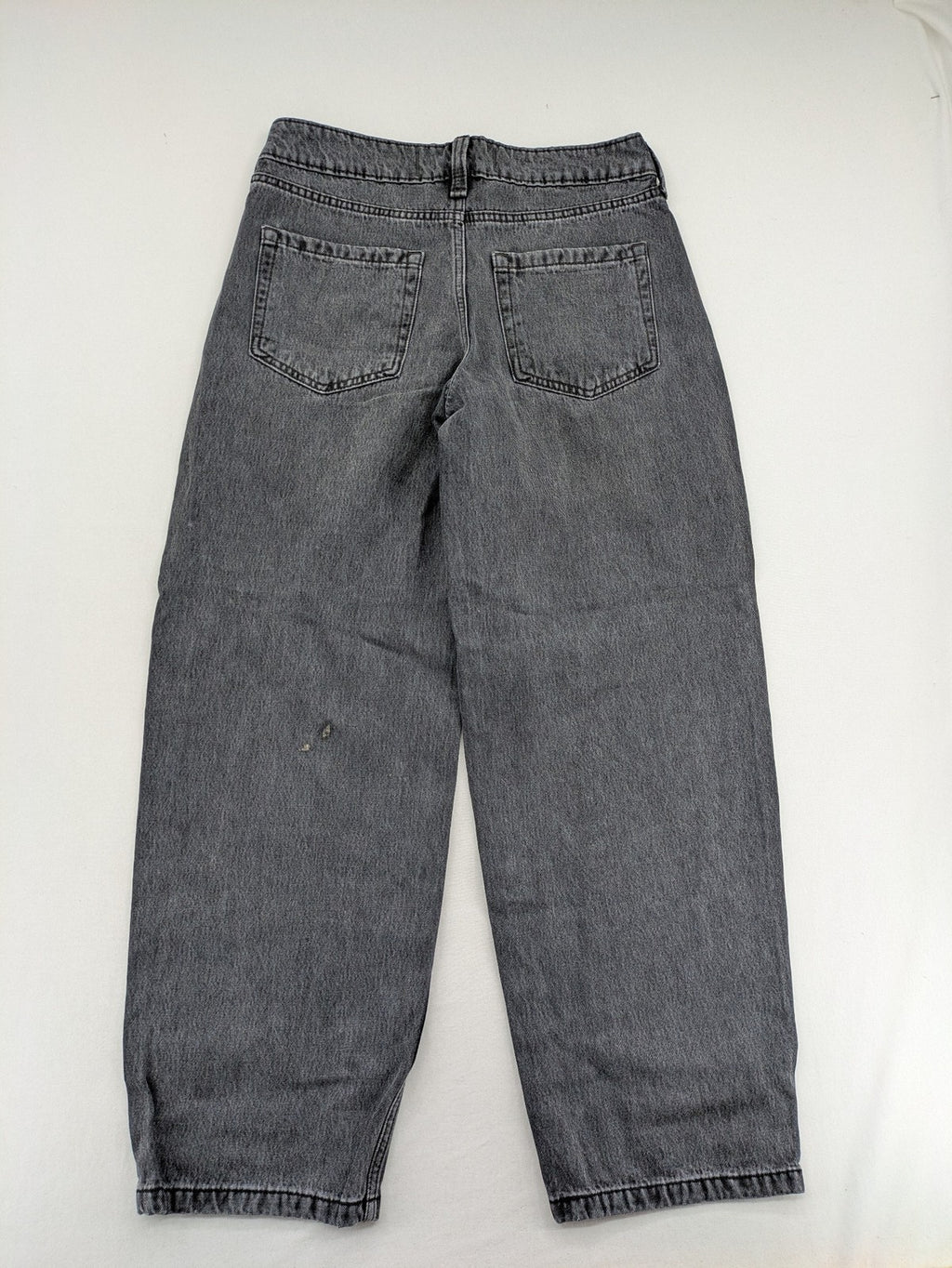 Hollister black tapered baggy jeans classic 5-pocket design with zipper and button closure.