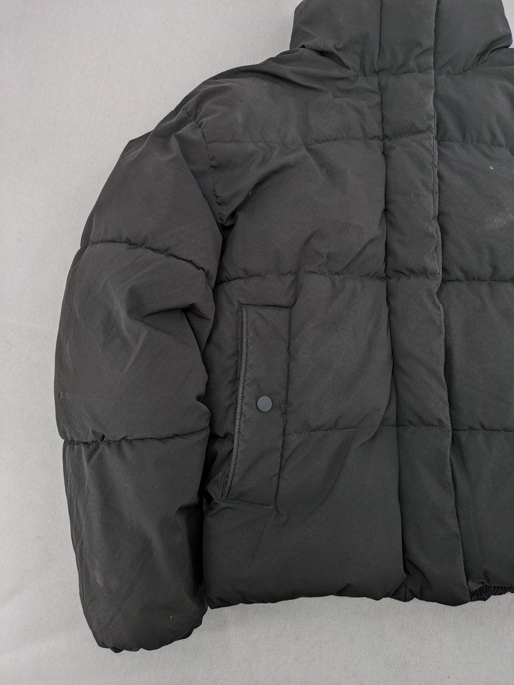 Pull&Bear black puffer coat with high collar, fleece lining, and quilted design.