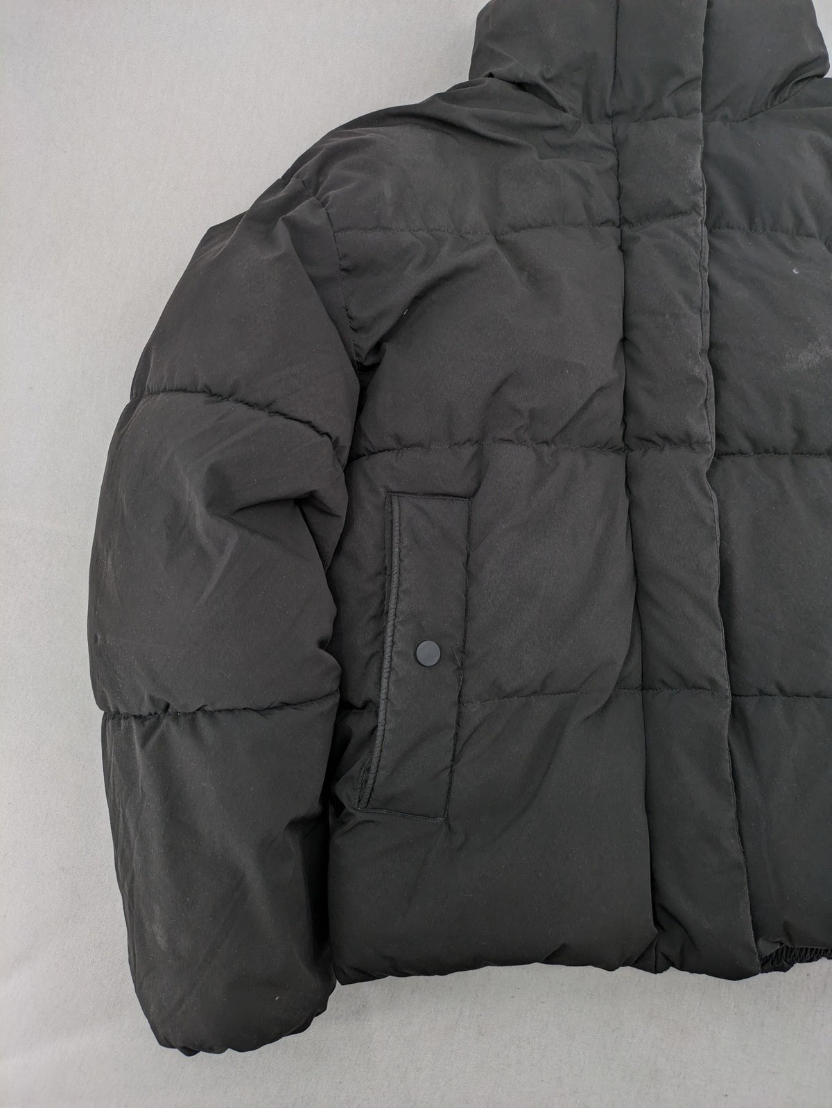 Pull&Bear black puffer coat with high collar, fleece lining, and quilted design.