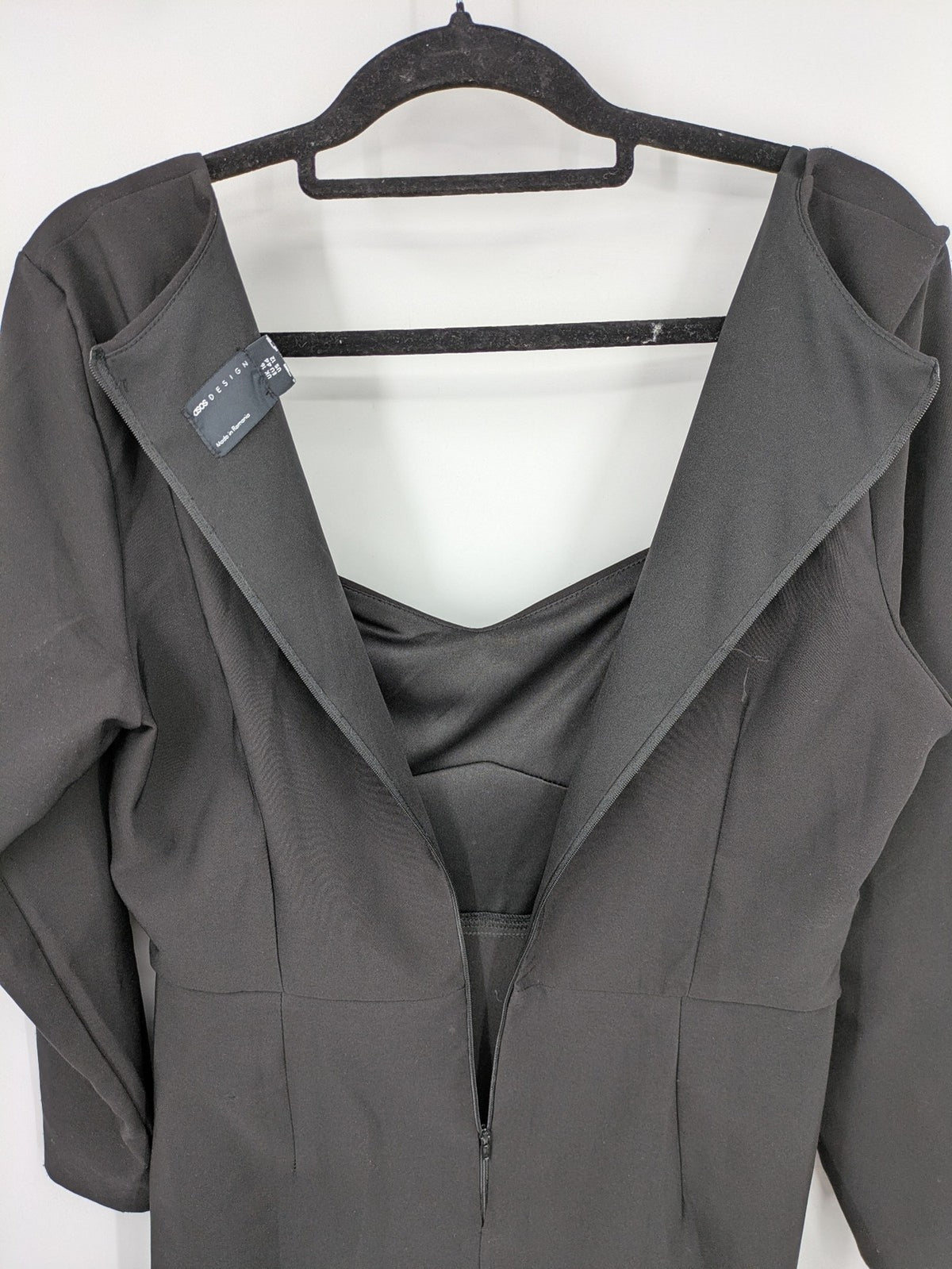 ASOS DESIGN black midikleid with square neckline and side ruching in stretch fabric.