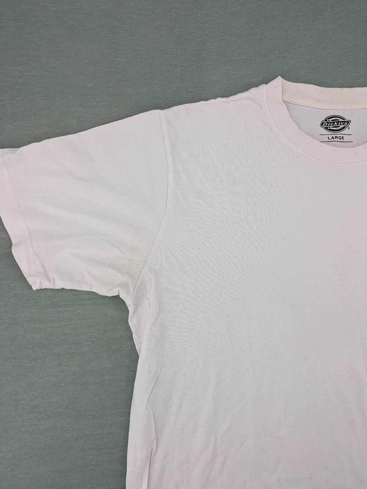Dickies white t-shirt cotton short sleeve round neck with small logo patch.