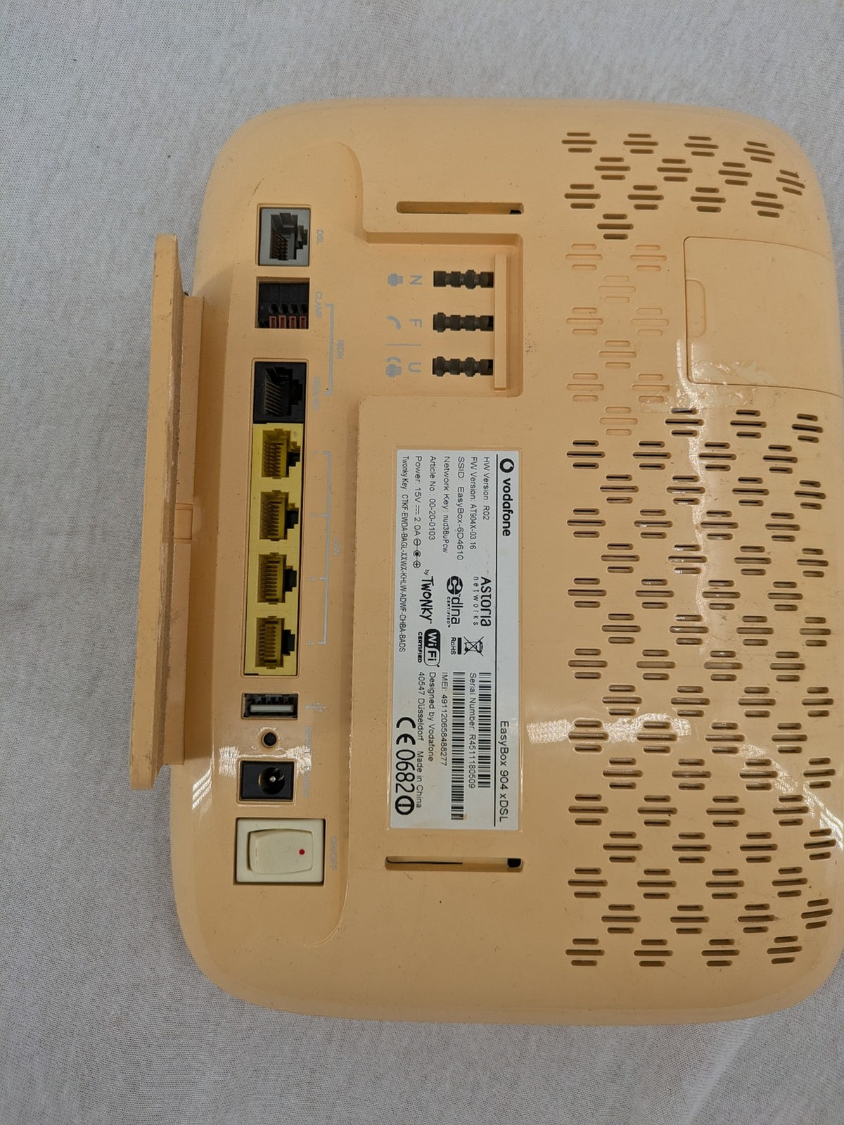 Vodafone beige wireless router EasyBox 904 with multiple ports and Astoria logo.