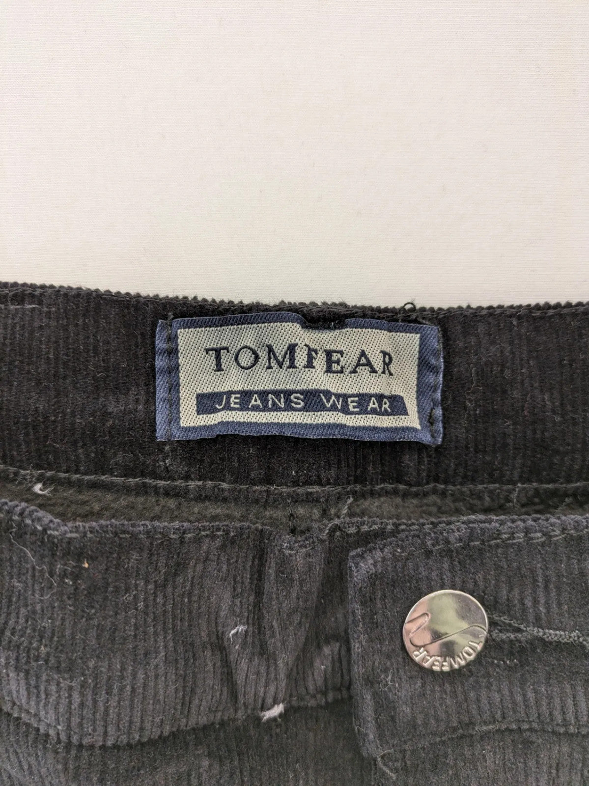 Tomfear black straight fit cord jeans, classic five-pocket design, soft corduroy material.