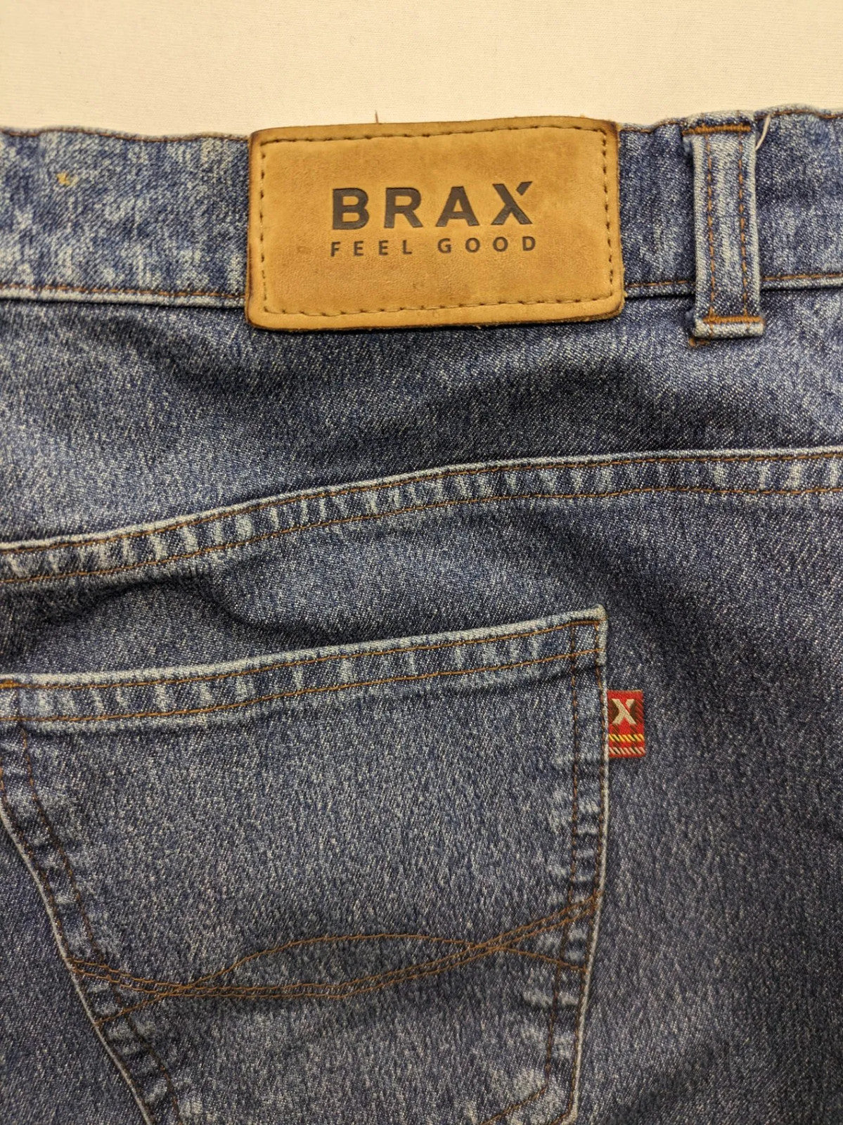 BRAX blue straight jeans with 5-pocket style and classic denim material.