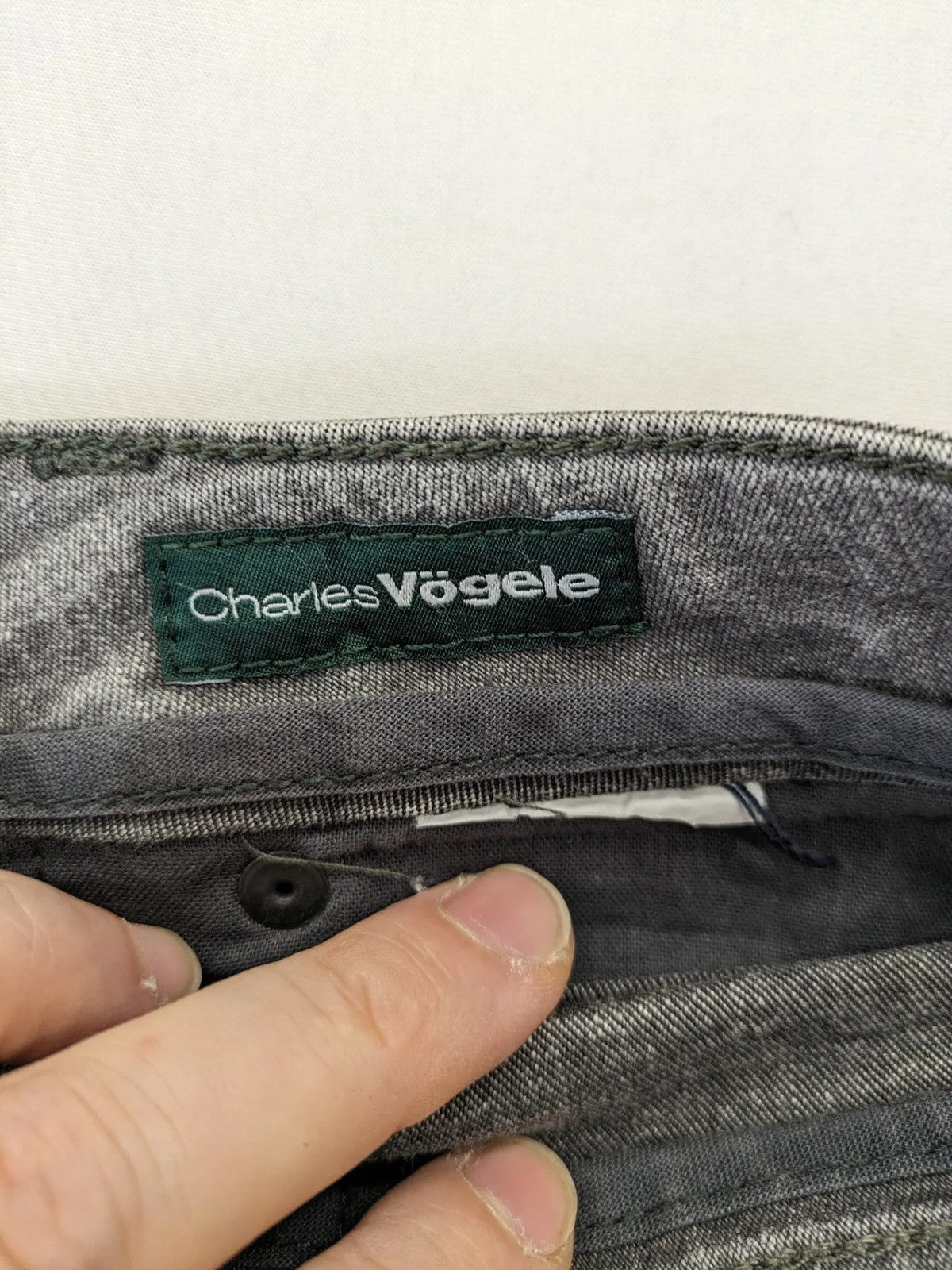 Charles Vögele grey straight leg jeans five-pocket design with zipper, stretch material.
