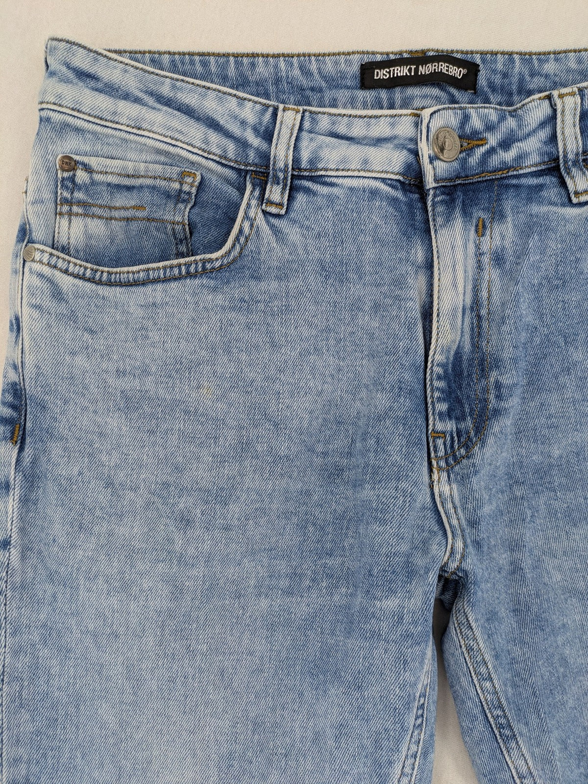 Oskar blue slim fit jeans with classic 5-pocket design and light wash.