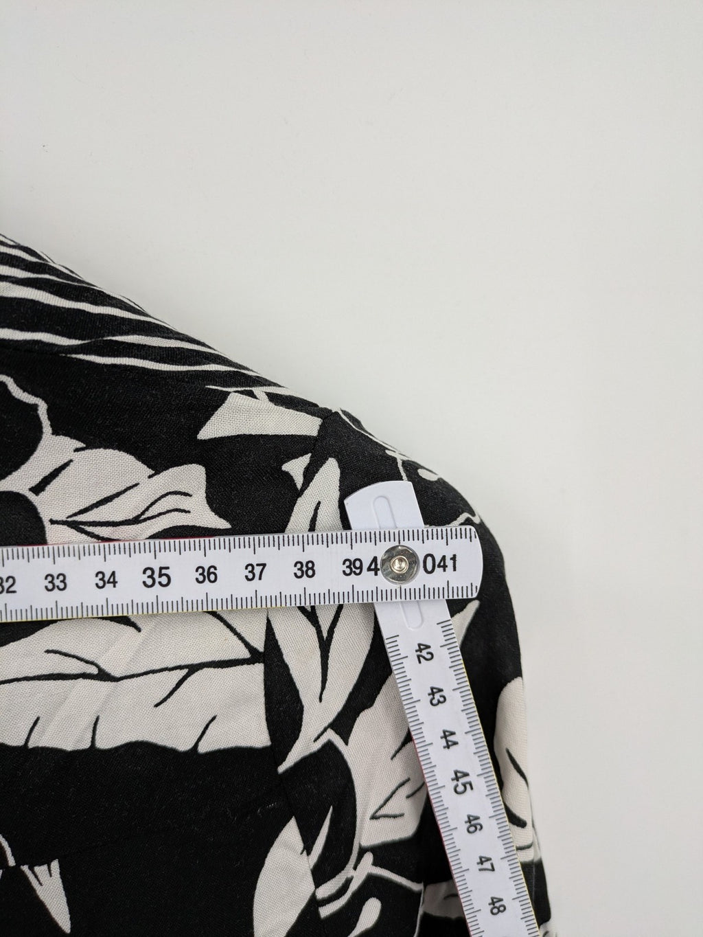 Amisu black and white floral midi dress, lightweight viscose, V-neck, 3/4 sleeves.