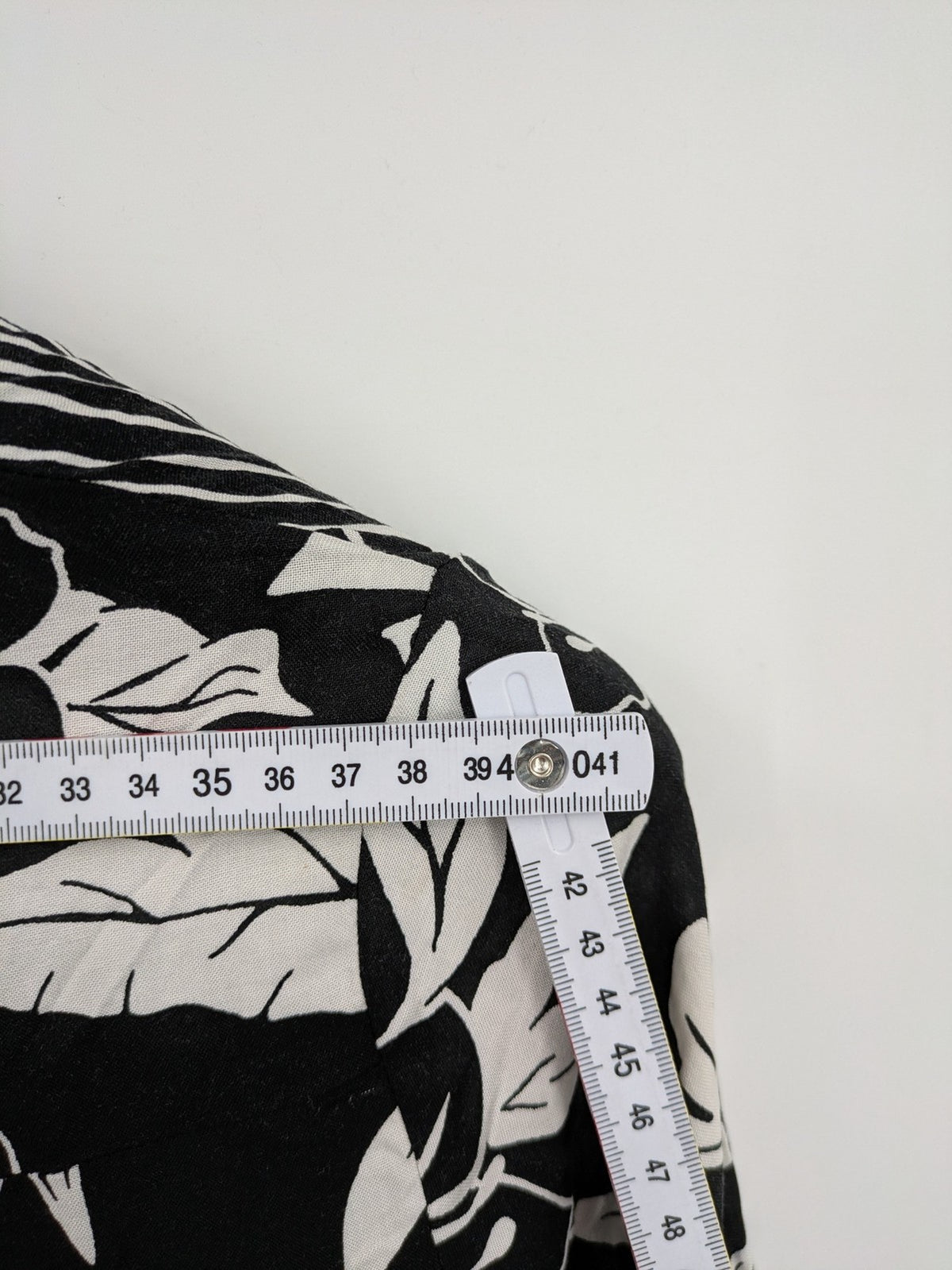 Amisu black and white floral midi dress, lightweight viscose, V-neck, 3/4 sleeves.