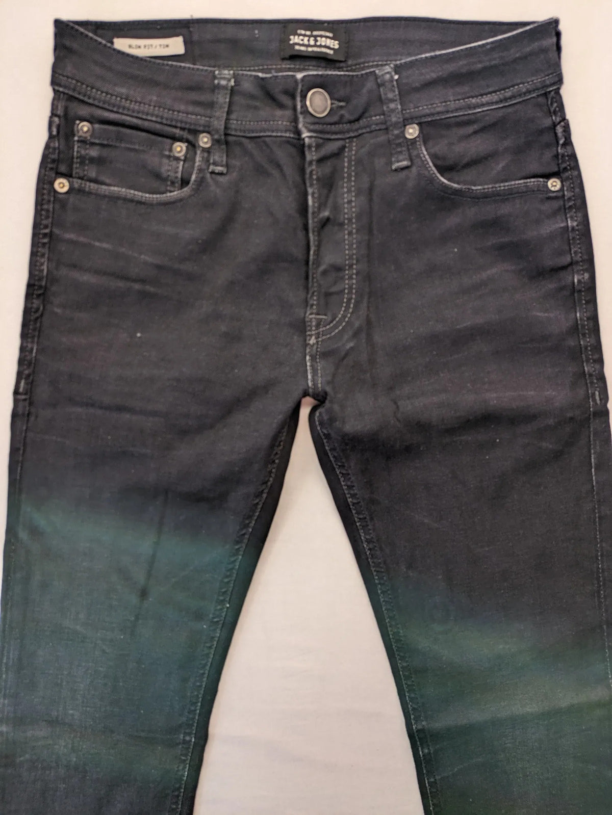 Jack & Jones grey slim fit jeans with classic 5-pocket style and button closure.
