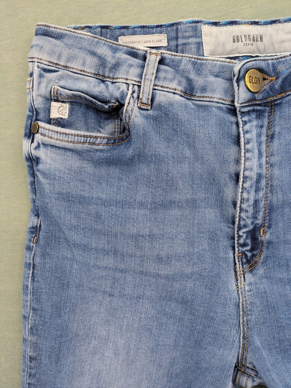 Goldgarn blue flare jeans with classic 5-pocket design and stretch denim material.