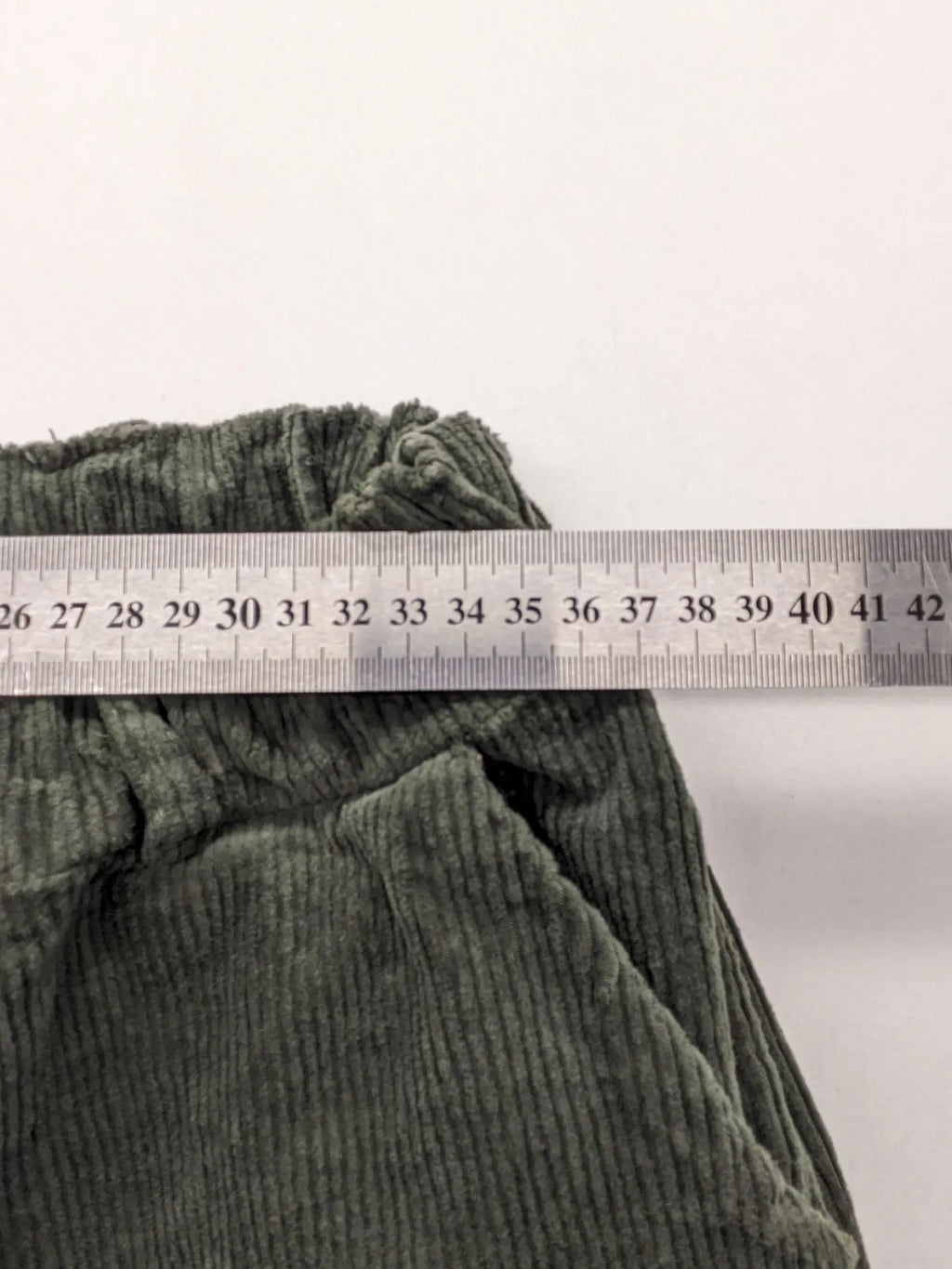 Baumwolle green cord pants with pull-on design and comfortable elastic waistband.