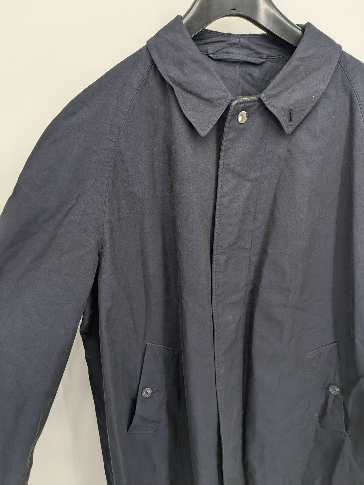 Freic navy trench coat single-breasted design with elegant collar and buttoned flap pockets.