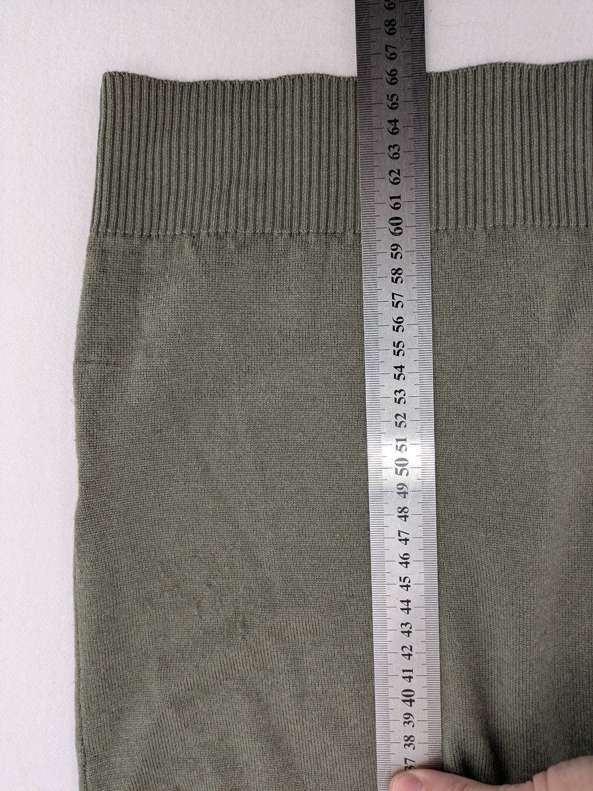 Circolo green vest with V-neck, button closure, made from merino wool and silk blend.