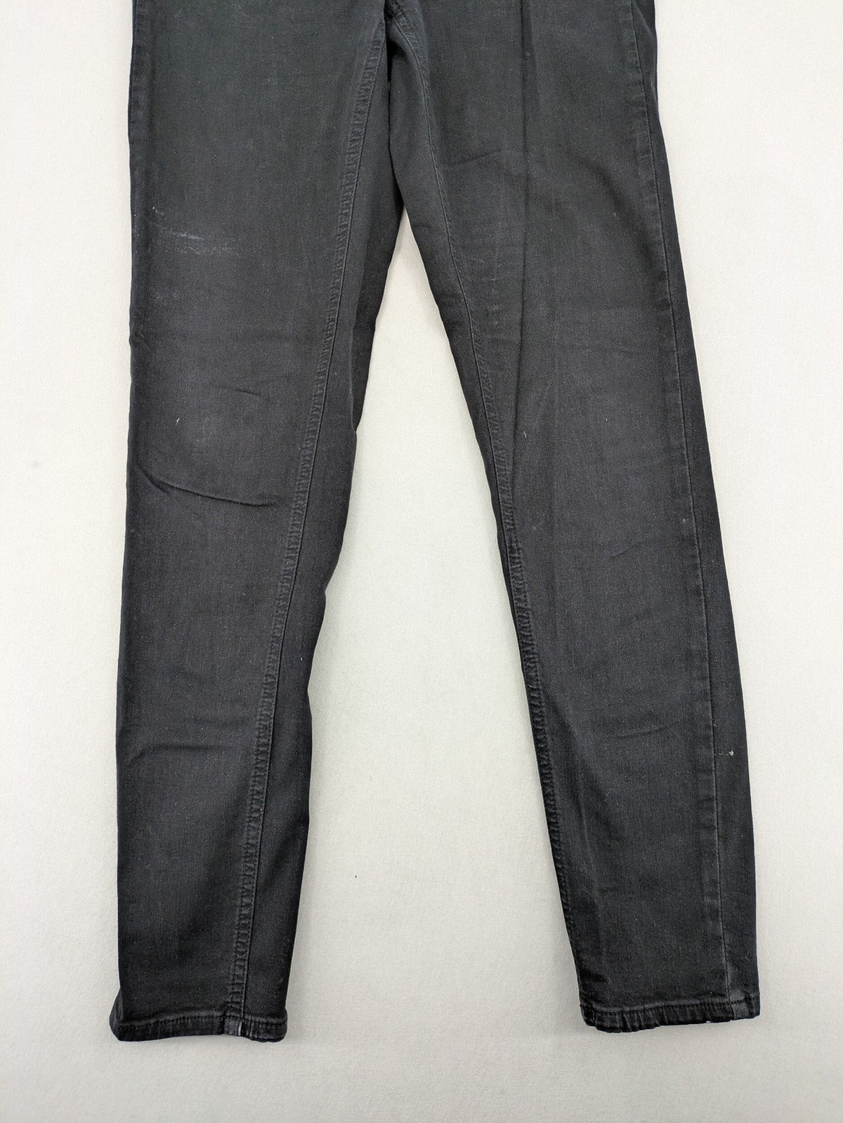 Ginatricot black skinny fit jeans with classic 5-pocket design and button closure.