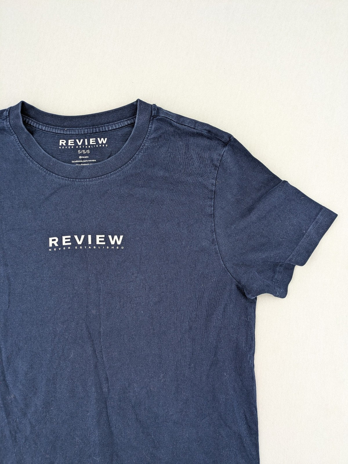 Review navy band t-shirt with "Never Established" logo print, 100% cotton.