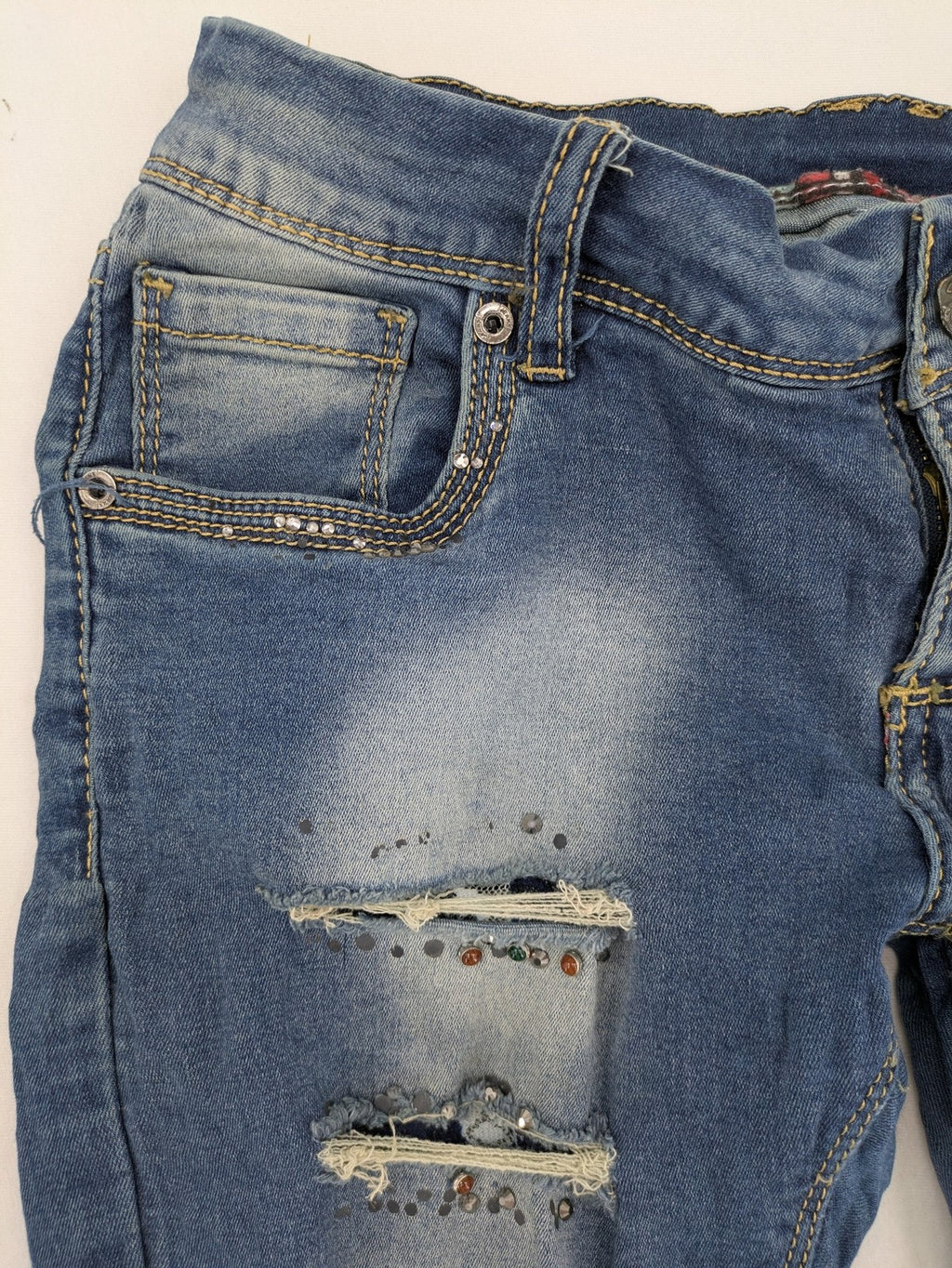 Damen blue straight jeans destroyed look with rhinestones and studs, low rise fit.