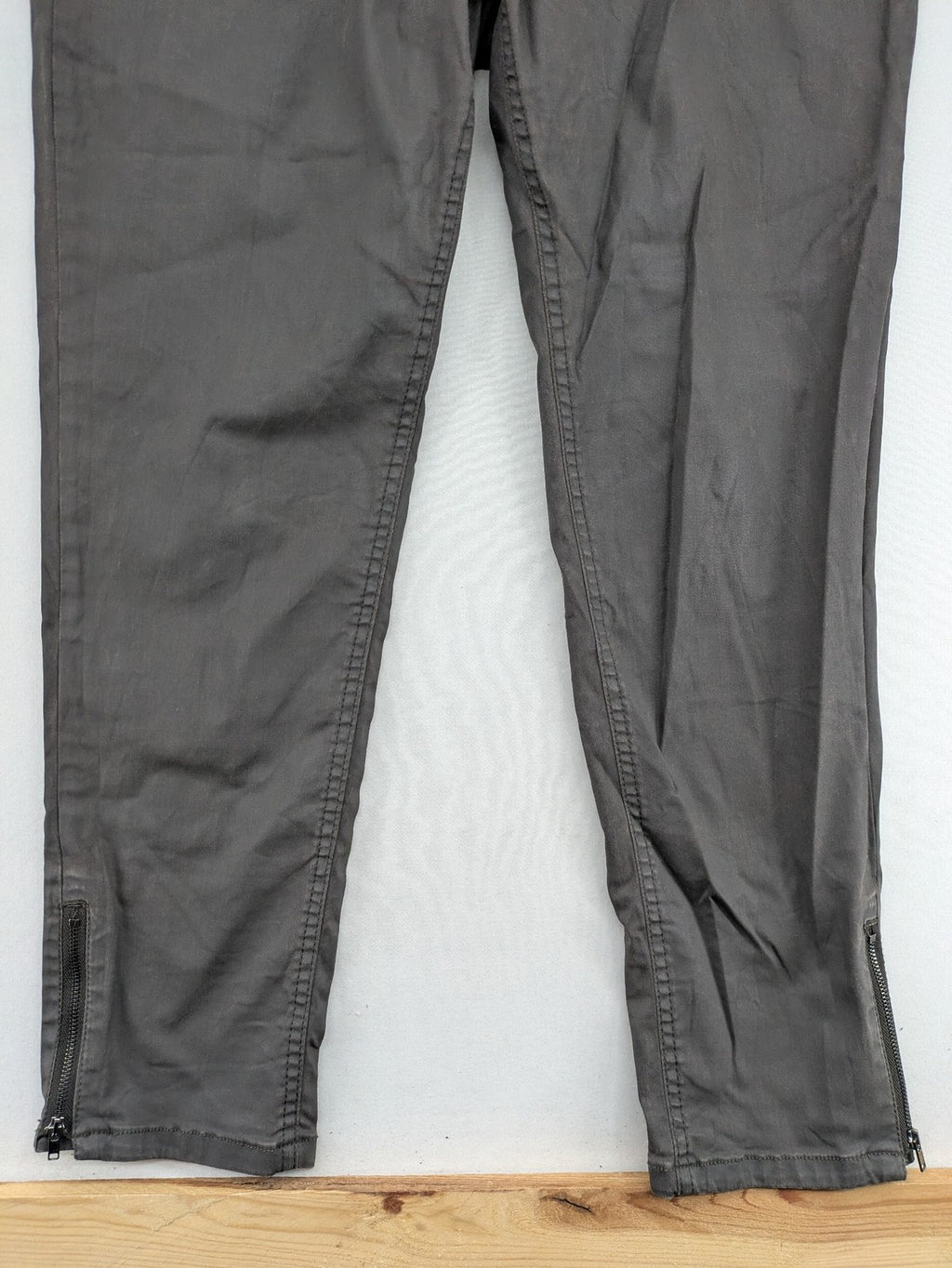 Zerres grey slim fit chino pants with ankle zippers and classic 5-pocket design.
