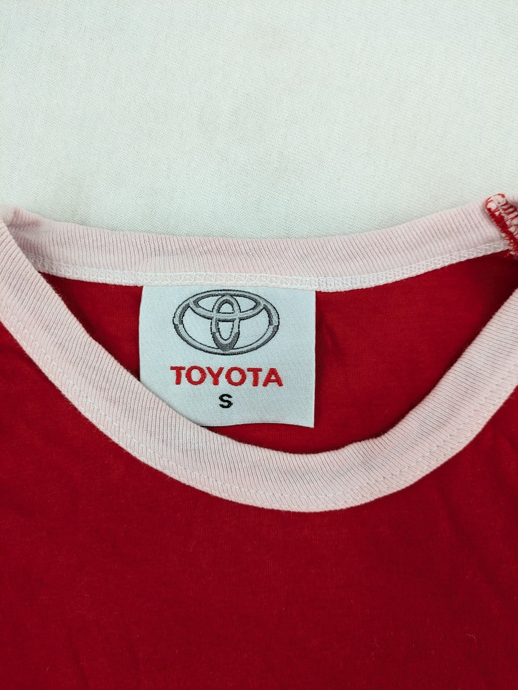 ck red t-shirt with white collar, "Aufregend.gut" print, classic ring style, cotton.
