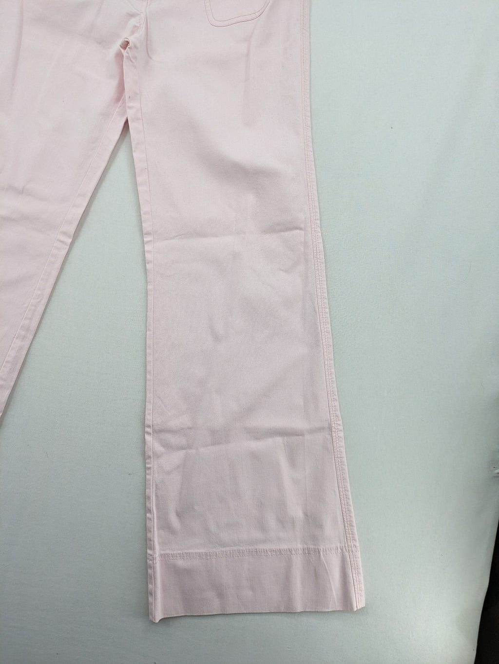 s.Oliver green bootcut pants with front pockets and button details, made of cotton-elastane blend.