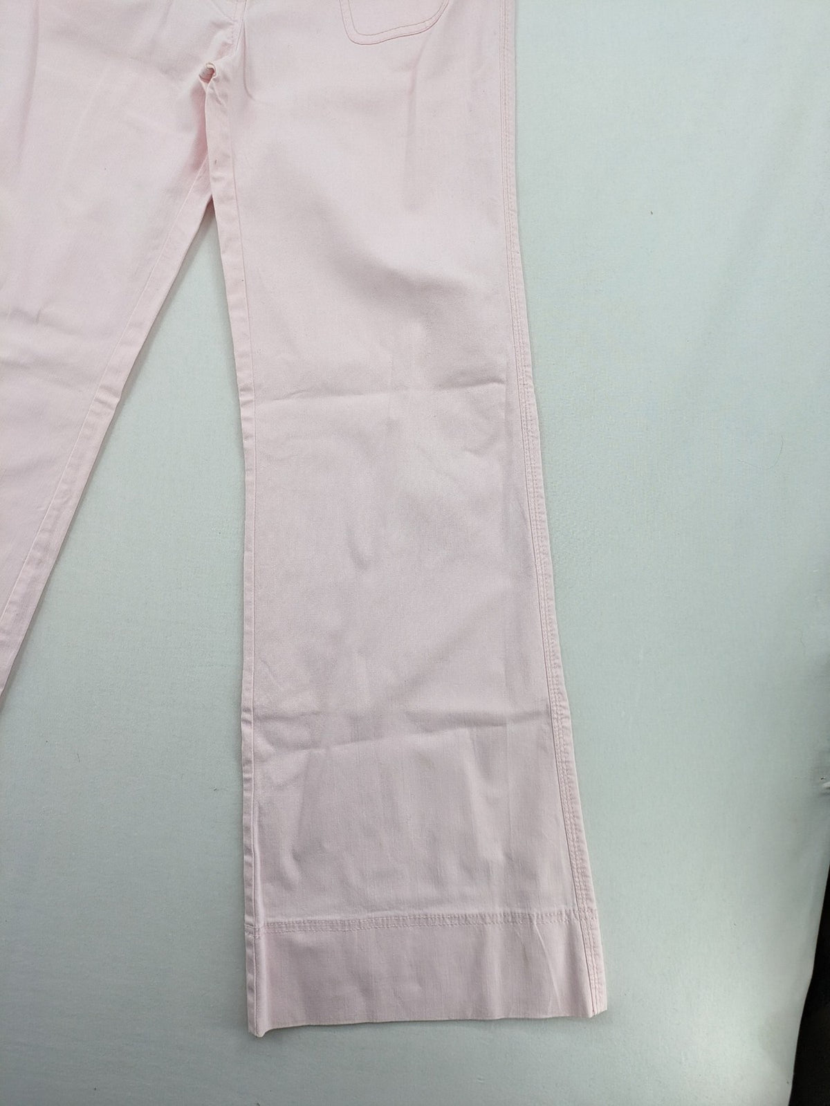 s.Oliver green bootcut pants with front pockets and button details, made of cotton-elastane blend.