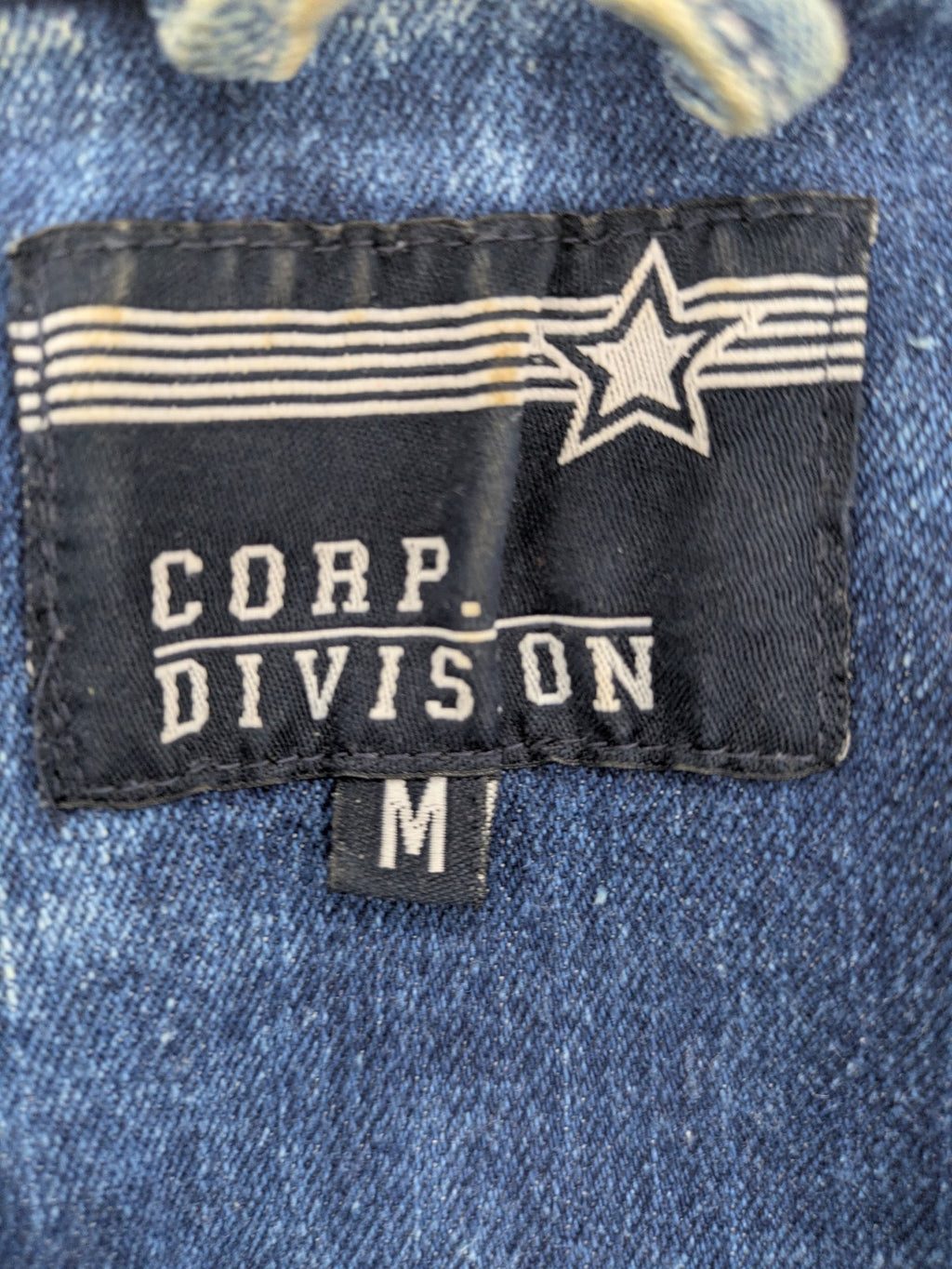 Baumwolle blue denim trucker jacket acid wash with button closure and chest pockets.