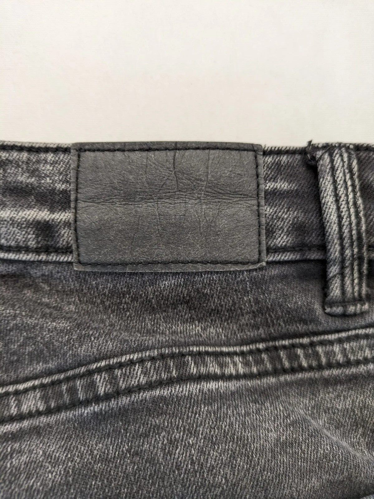 Bershka grey-black skinny jeans high waist acid wash with classic 5-pocket design.