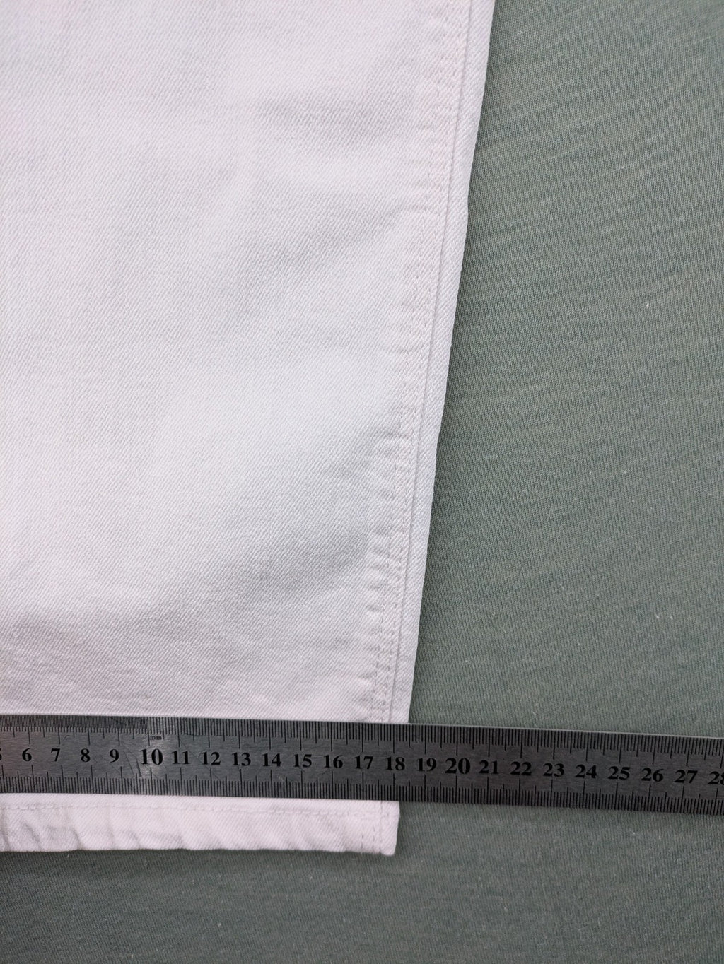 Blue Motion white tapered fit jeans with classic 5-pocket design and stretch cotton material.