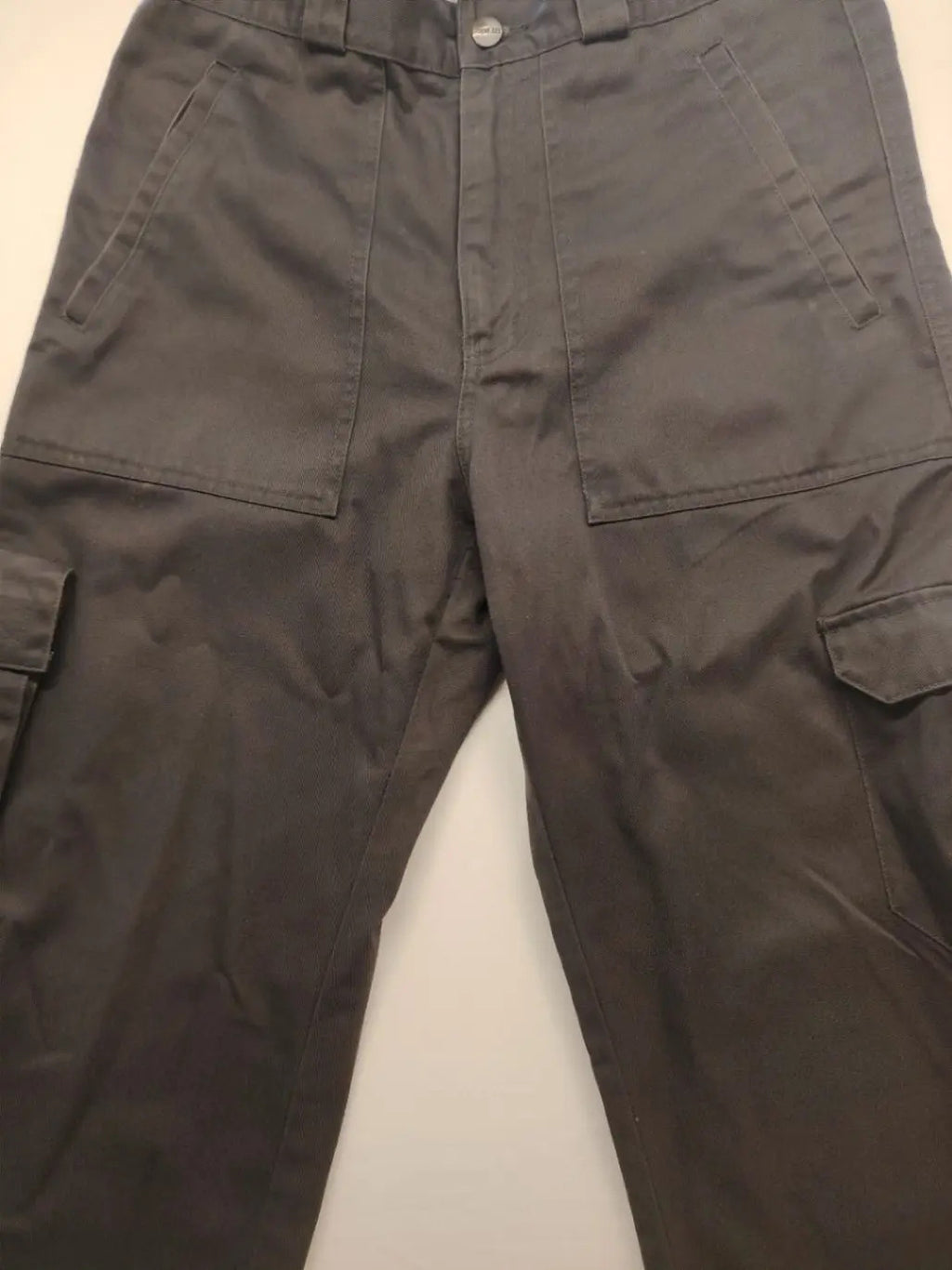Herren grey cargo pants with multiple pockets, elastic waistband, durable polyester-cotton blend.