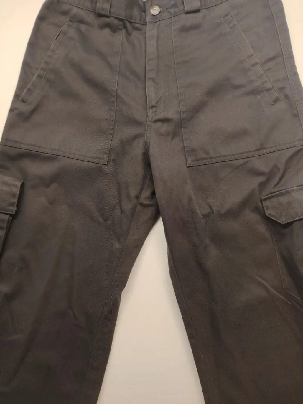 Herren grey cargo pants with multiple pockets, elastic waistband, durable polyester-cotton blend.