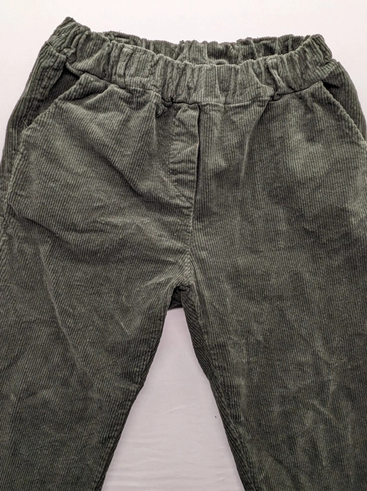 Baumwolle green cord pants with pull-on design and comfortable elastic waistband.