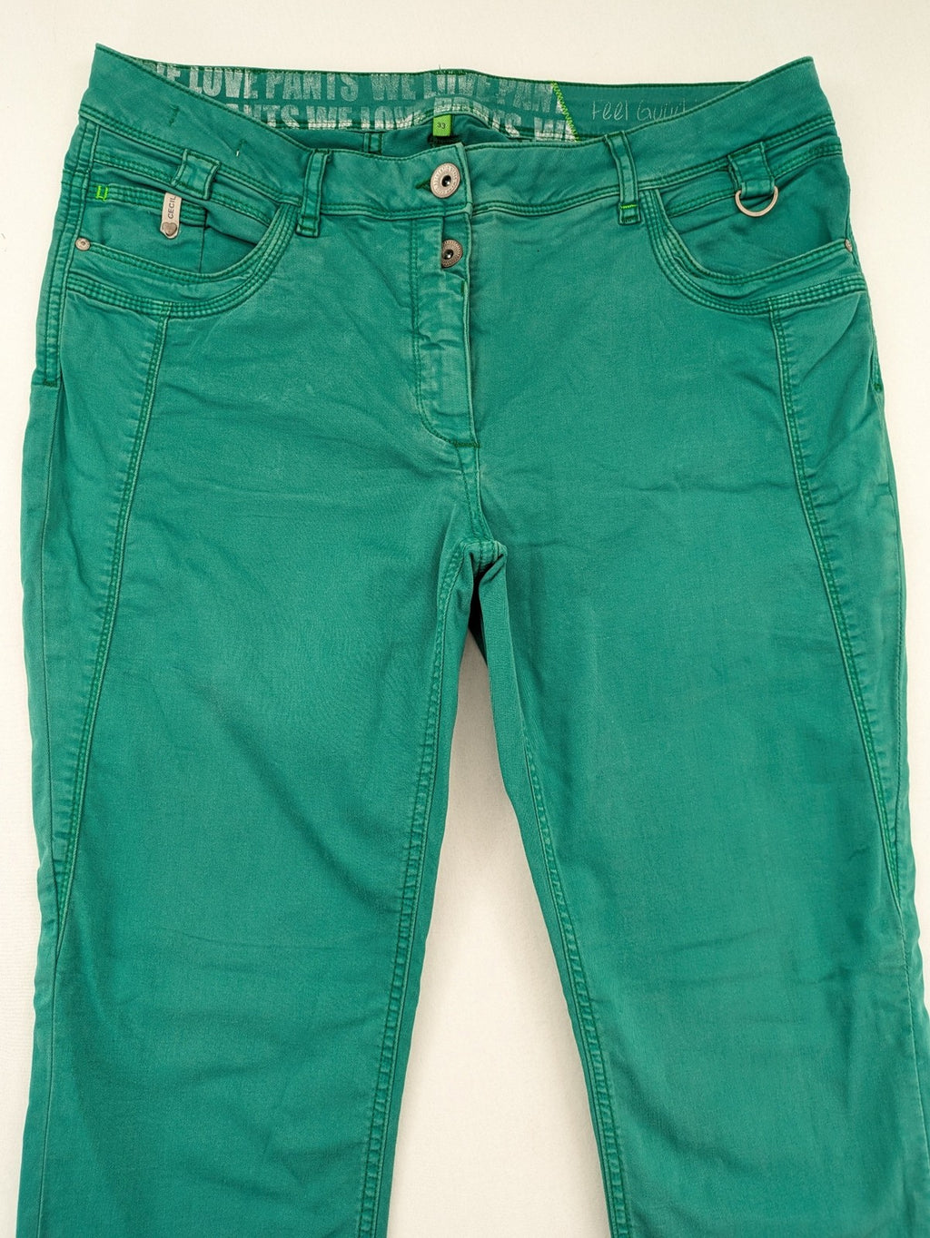 Cecil green straight jeans with classic 5-pocket design and distinctive stitching details.