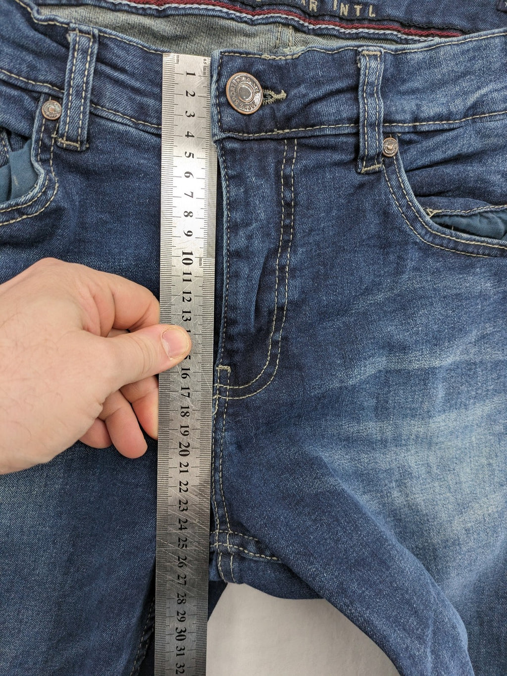 Jack's blue tapered jeans with light wash, 98% cotton, 2% elastane blend.