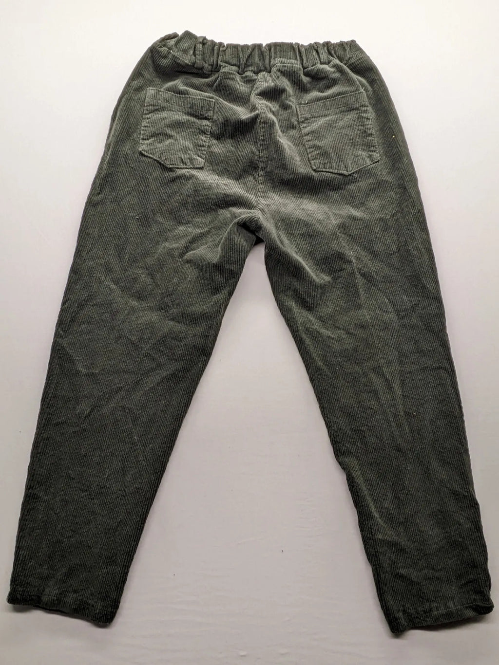 Baumwolle green cord pants with pull-on design and comfortable elastic waistband.