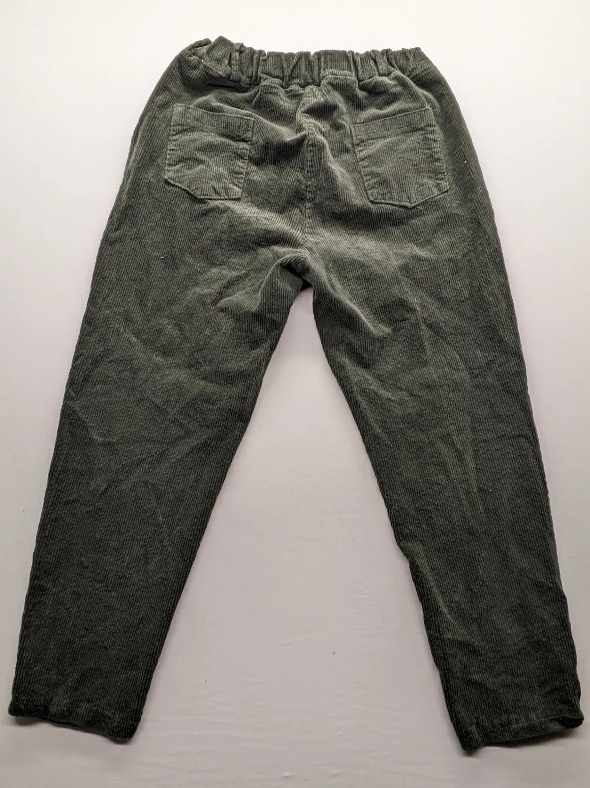 Baumwolle green cord pants with pull-on design and comfortable elastic waistband.
