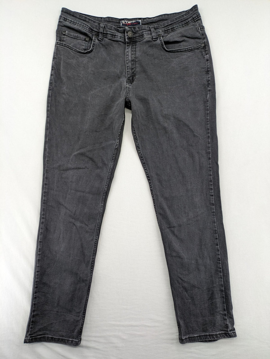 Herren black straight jeans 5-pocket style with zipper and button closure, cotton blend.
