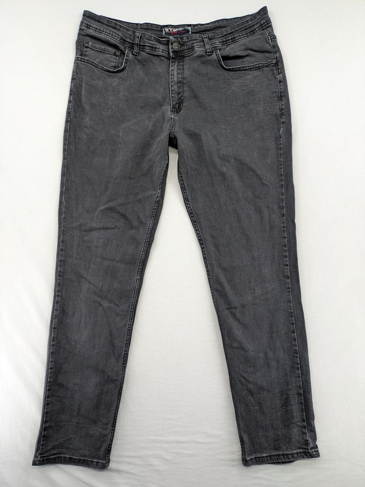 Herren black straight jeans 5-pocket style with zipper and button closure, cotton blend.