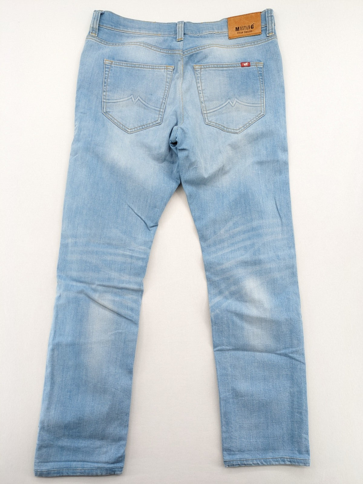 Mustang straight jeans light blue wash classic five-pocket design durable material