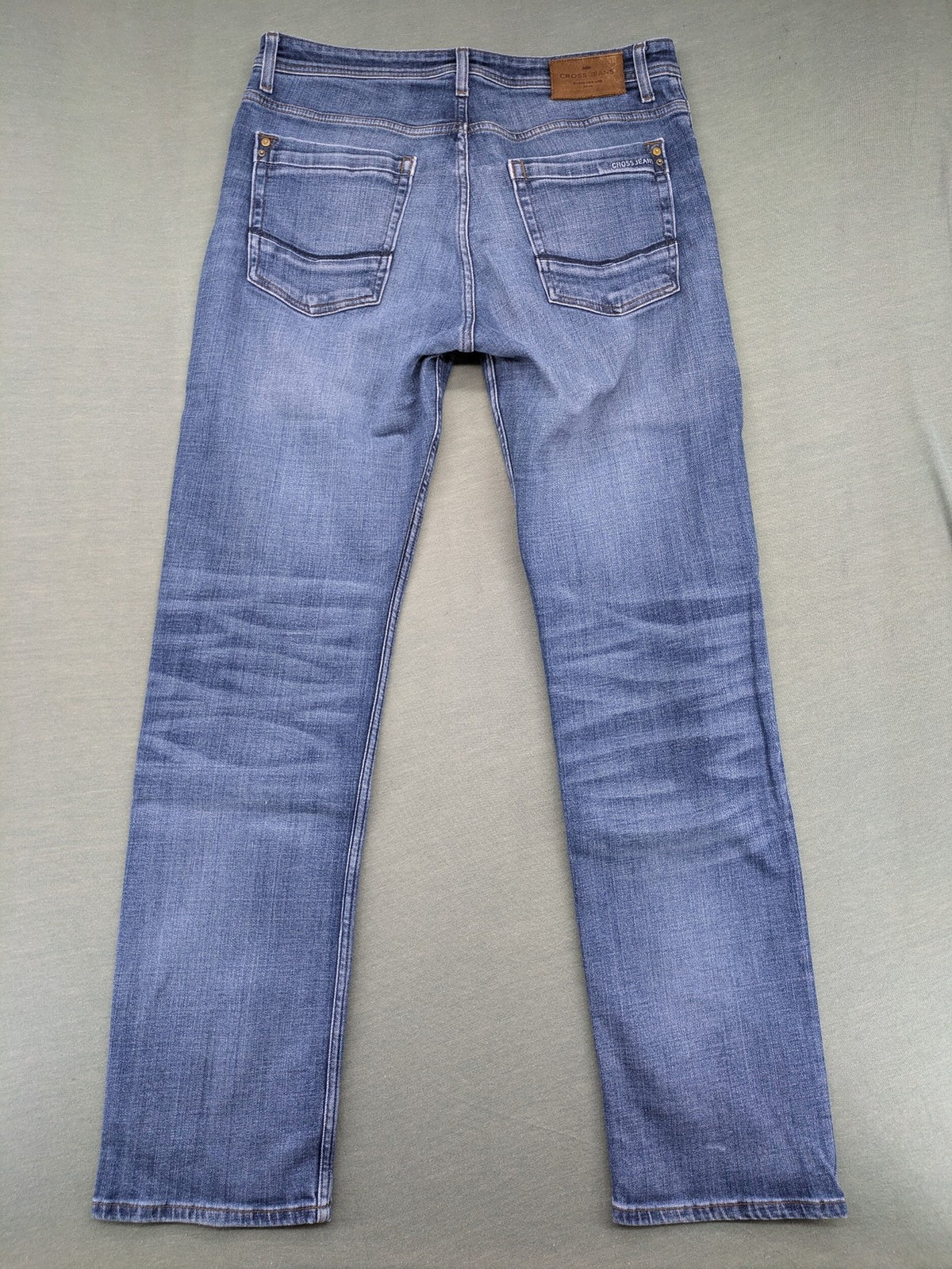 Cross Jeans blue straight fit denim jeans, classic five-pocket design, medium wash.