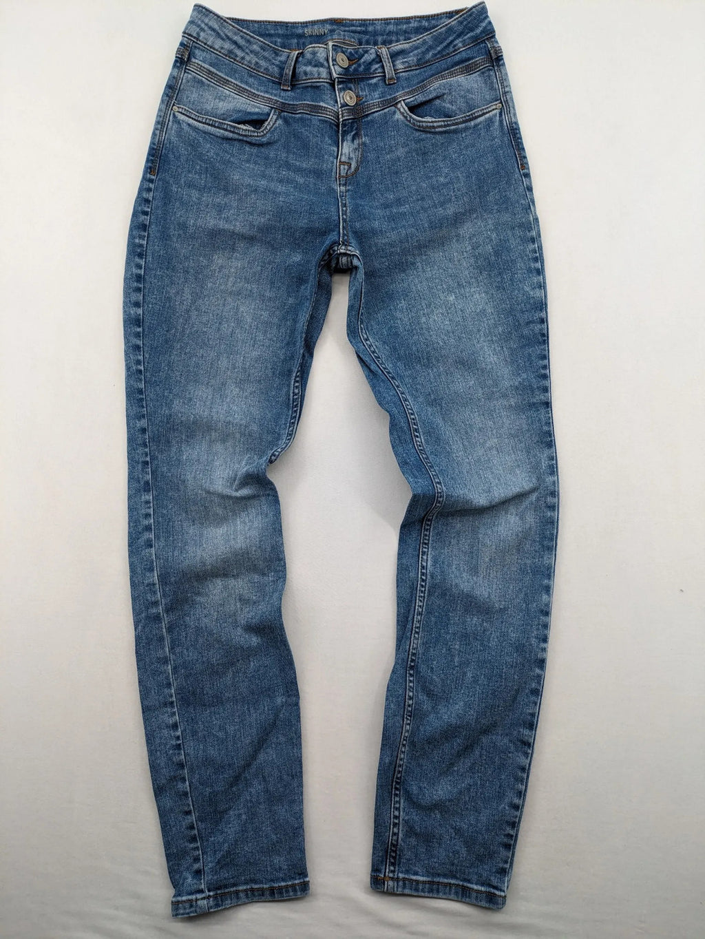 Yessica blue skinny jeans high waist with double button closure and five-pocket style.