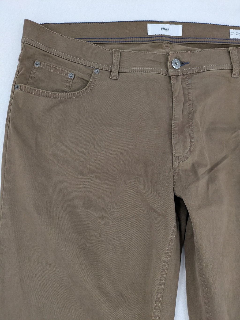 BRAX khaki chinos Cooper Fancy regular fit soft cotton blend with logo detail.