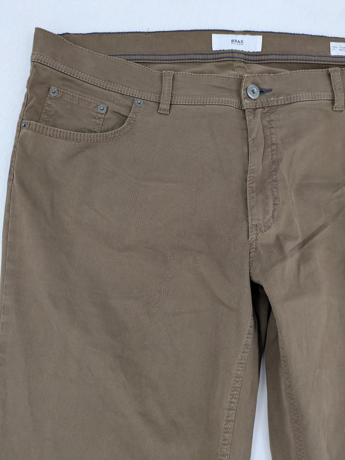 BRAX khaki chinos Cooper Fancy regular fit soft cotton blend with logo detail.