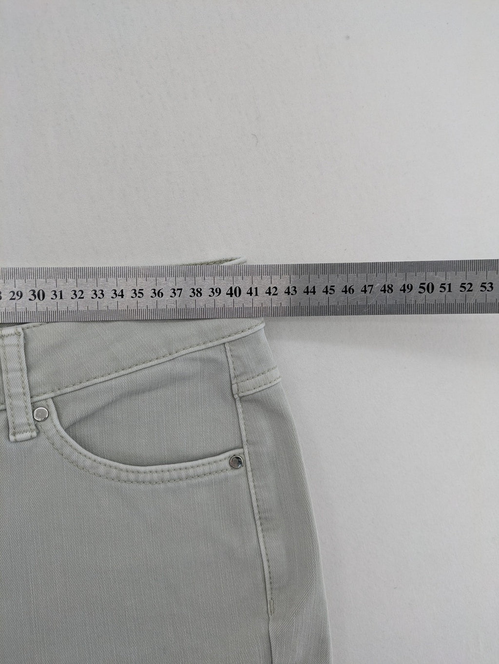 C&A grey slim fit straight jeans with classic 5-pocket design and zipper.