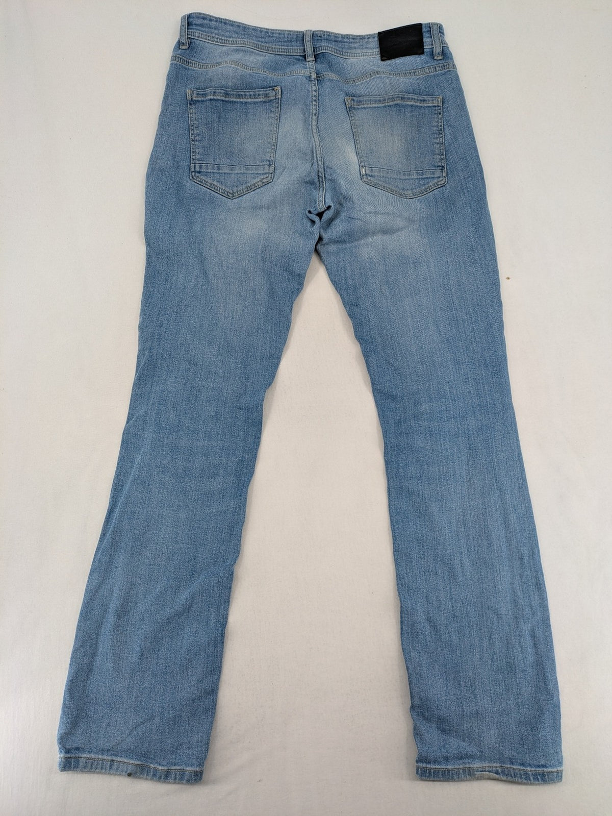 Manguun blue straight jeans with distressed wash and classic 5-pocket design.