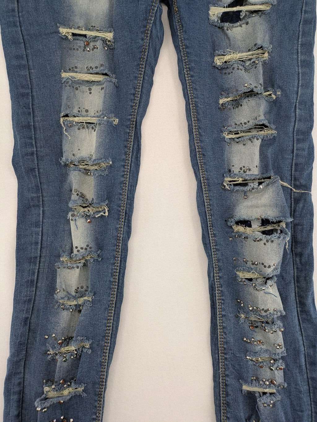 Damen blue straight jeans destroyed look with rhinestones and studs, low rise fit.
