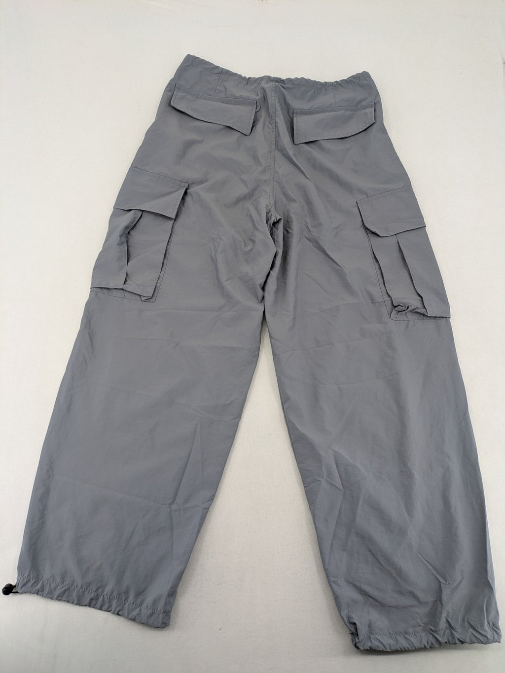 Herren Cargohose grey parachute style with adjustable ankle cuffs and cargo pockets.