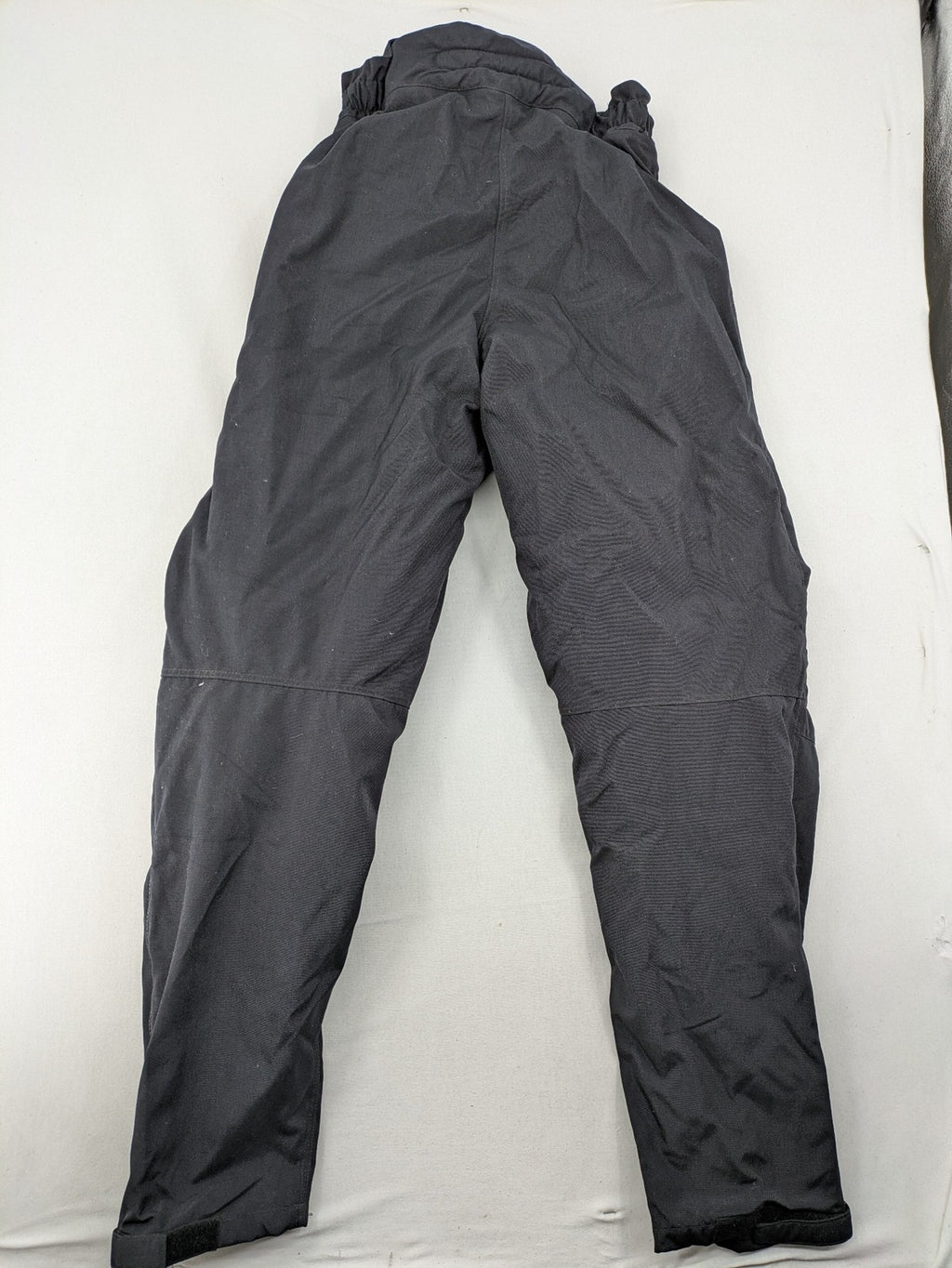 Aero black chaps Cordura fabric with ribbed knee inserts and adjustable waistband.