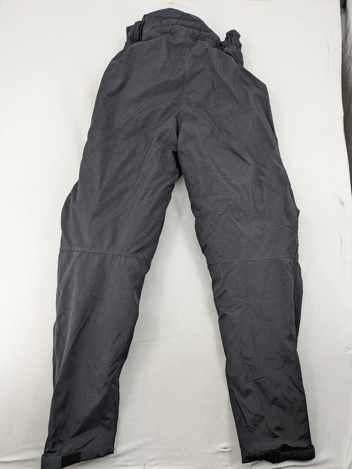 Aero black chaps Cordura fabric with ribbed knee inserts and adjustable waistband.